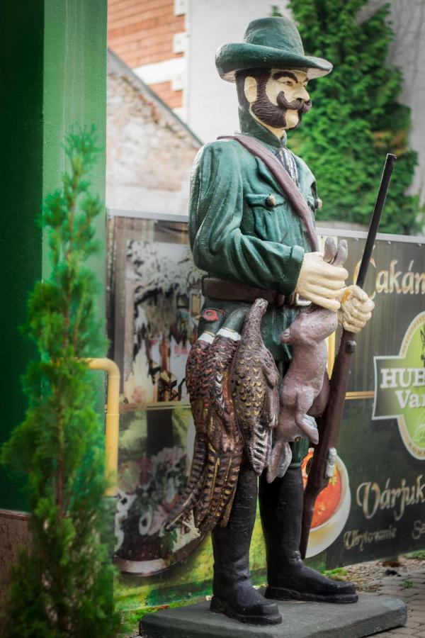 Hubert Varga Komárno Esterno foto